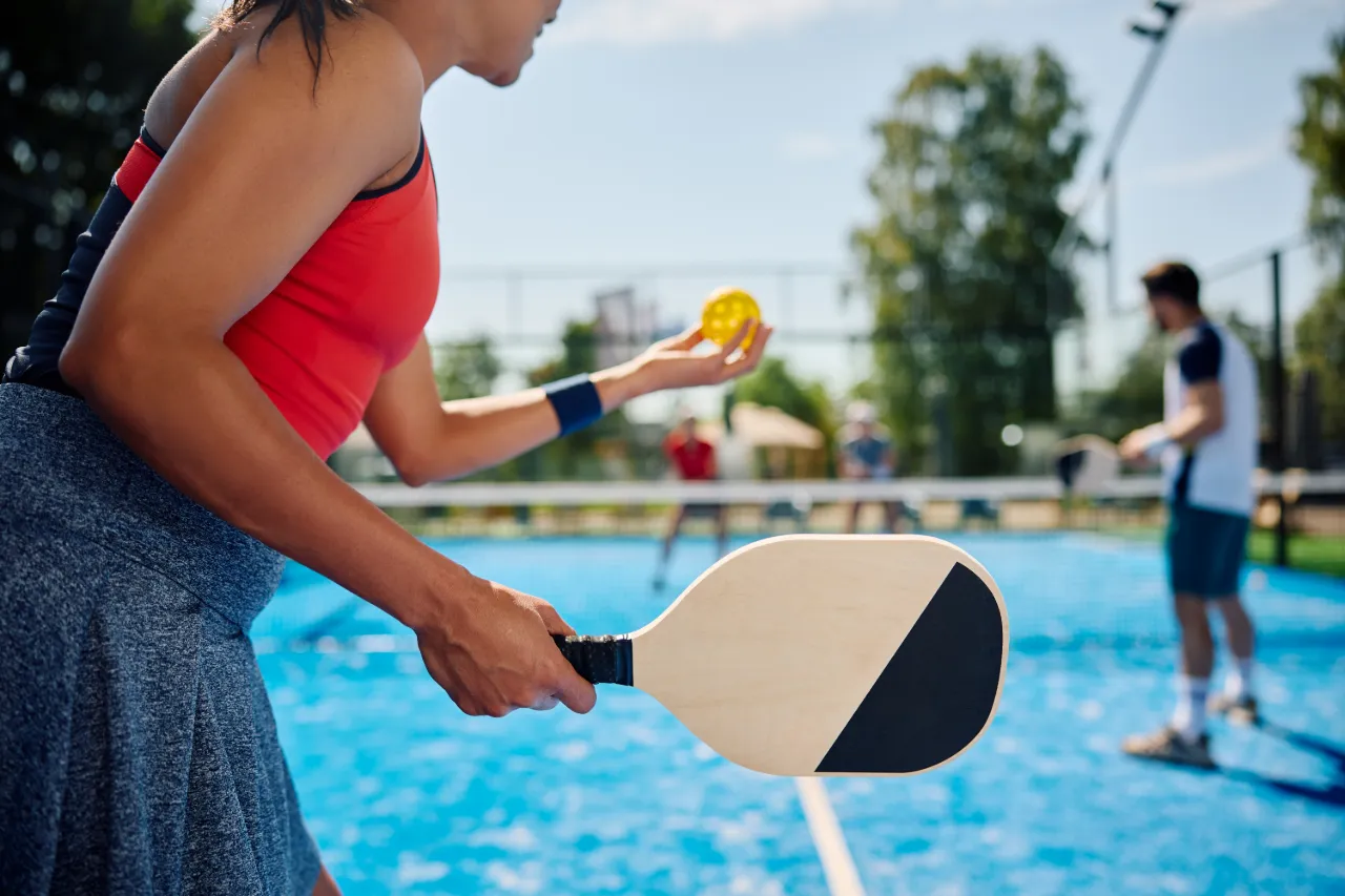 Pickleball athlete getting ready to serve the ball